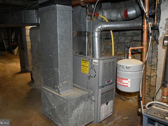 2nd image of 1426 Green Ln #28