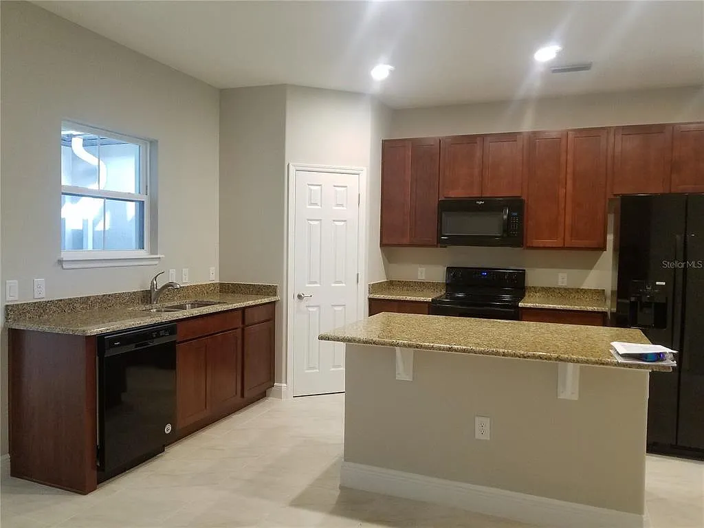3 bed, 2.5 bath, 1740 sqft, $1,900 — Photo 4