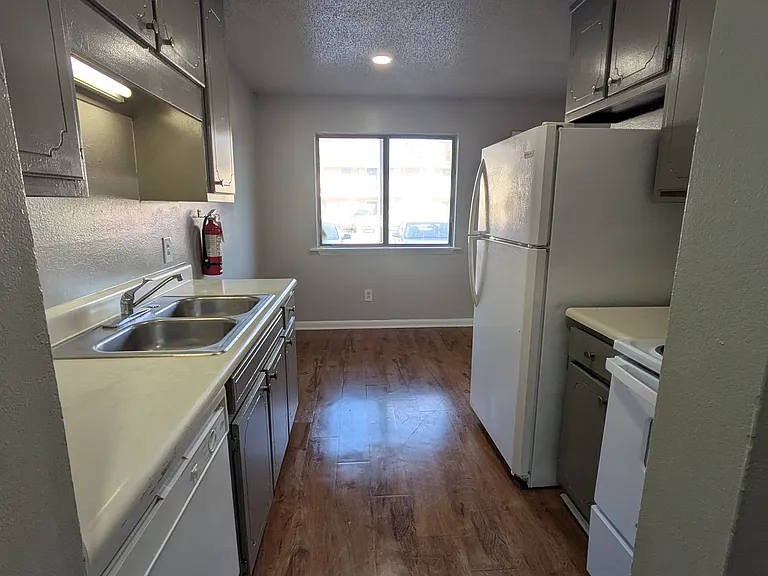 Torrance Apartment — Photo 9