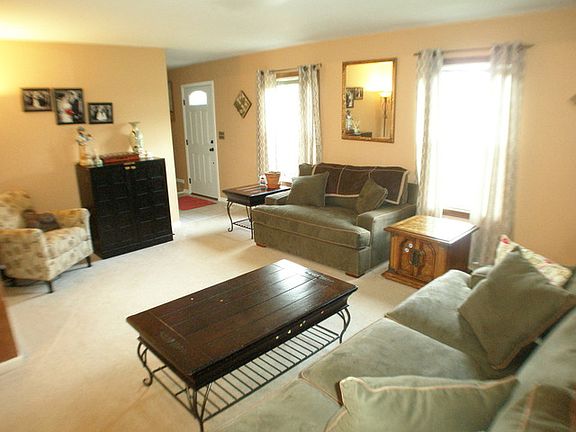3rd image of 29W785 Kensington Dr
