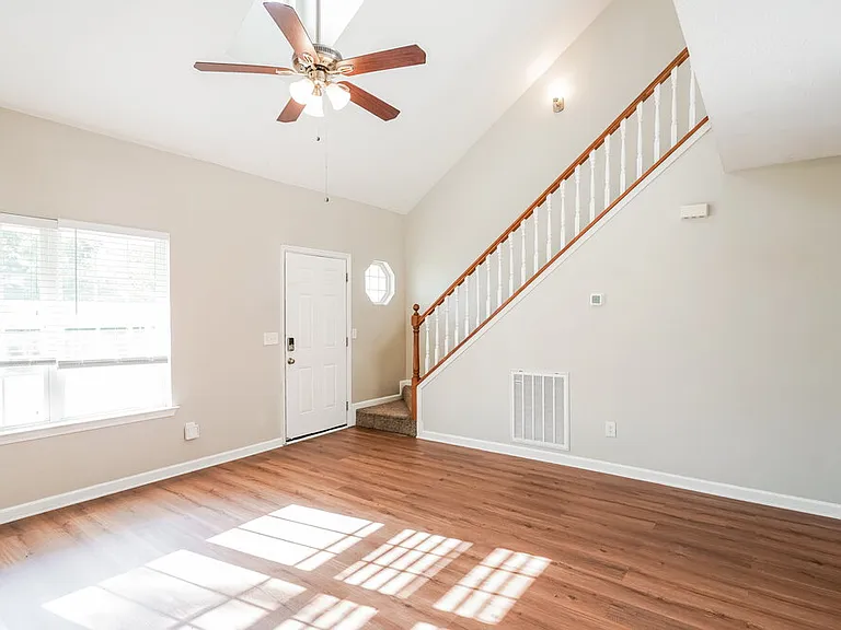 404 Barking Dr — Photo 5