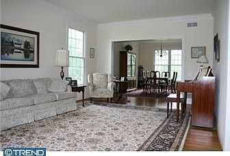 5th image of 307 E Branch Dr