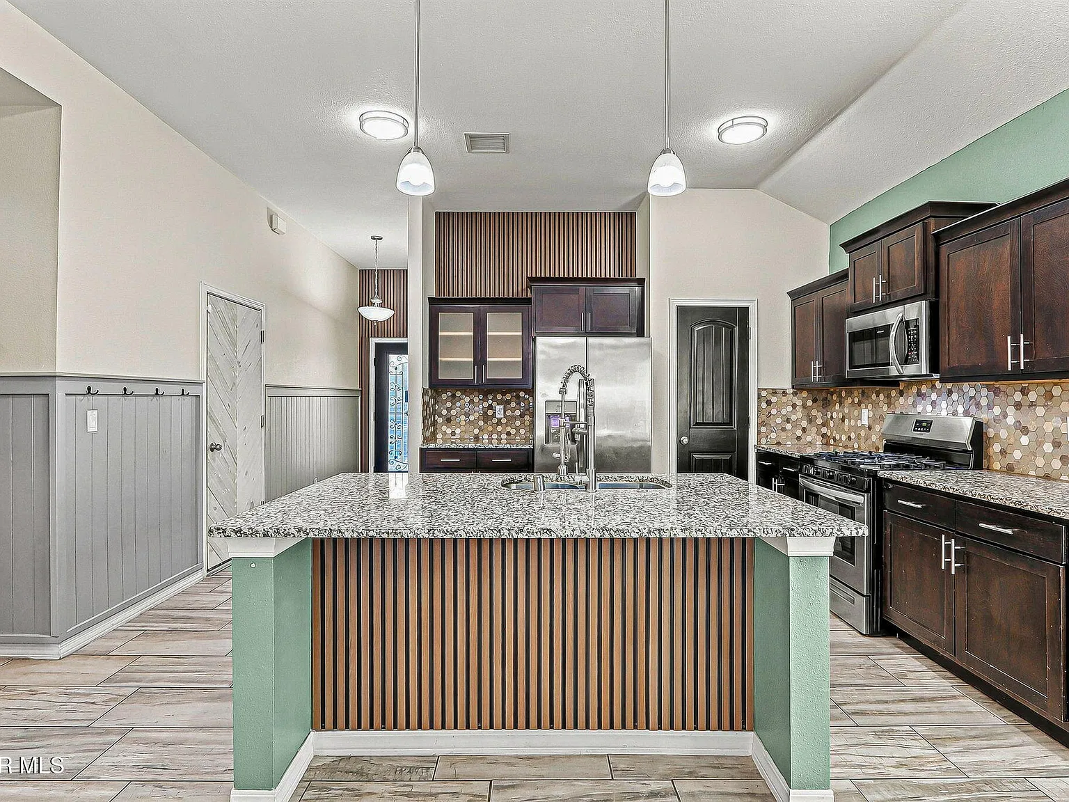 4 bed, 3.5 bath, 2141 sqft, $2,395 — Photo 4
