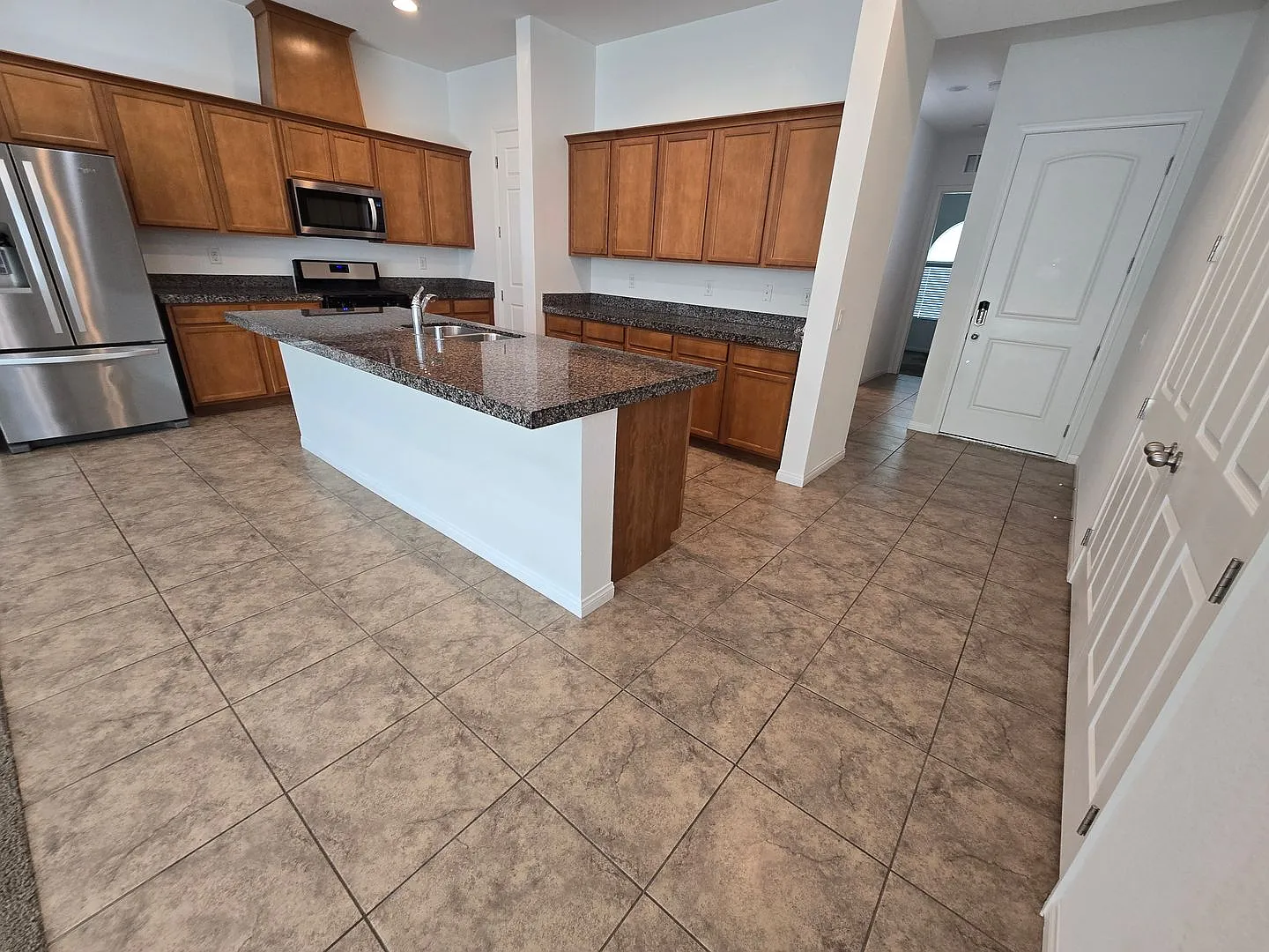 4 bed 3 baths 2 car garage — Photo 3