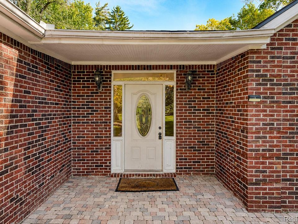 25348 Orchard Lake Rd, photo 8