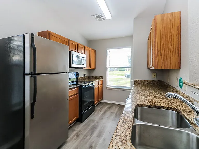 1101 Edinburg Dr — Photo 6