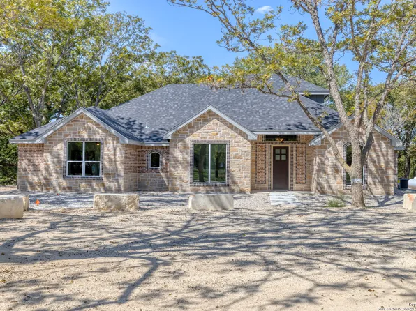 402 Red Wright Rd, Leakey, TX 78873