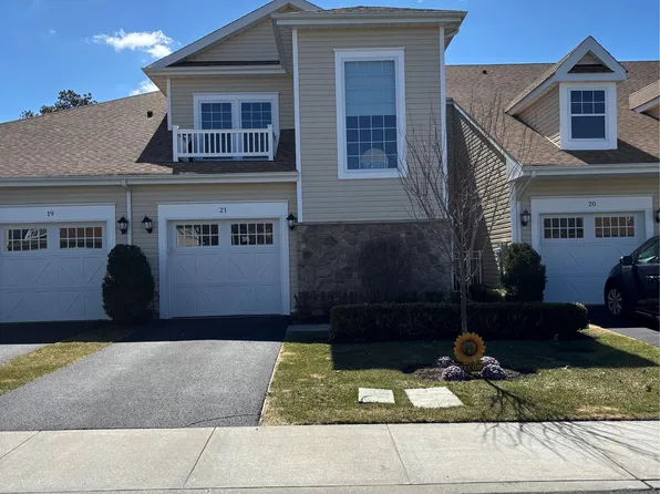 21 Greentree Court, Shirley, NY 11967