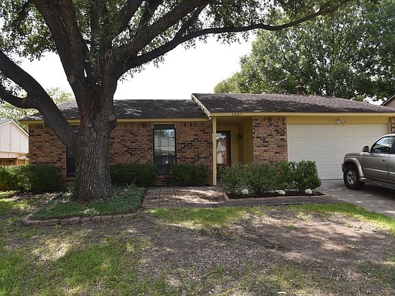 House close to Rockwall, Rowlett, Mesquite, Sunnyvale and downtown shopping, entertainment, restaurants.