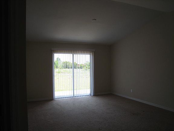 4th image of 905 Chenault St