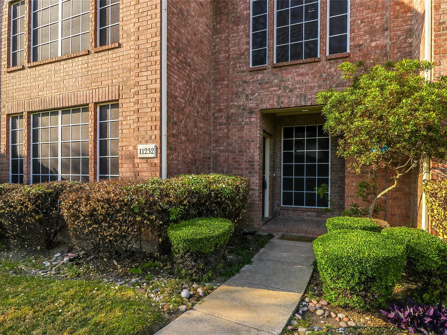4 bed, 2.5 bath, 2374 sqft, $2,400 — Photo 2