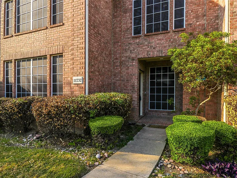 11232 Chaucer Dr — Photo 2
