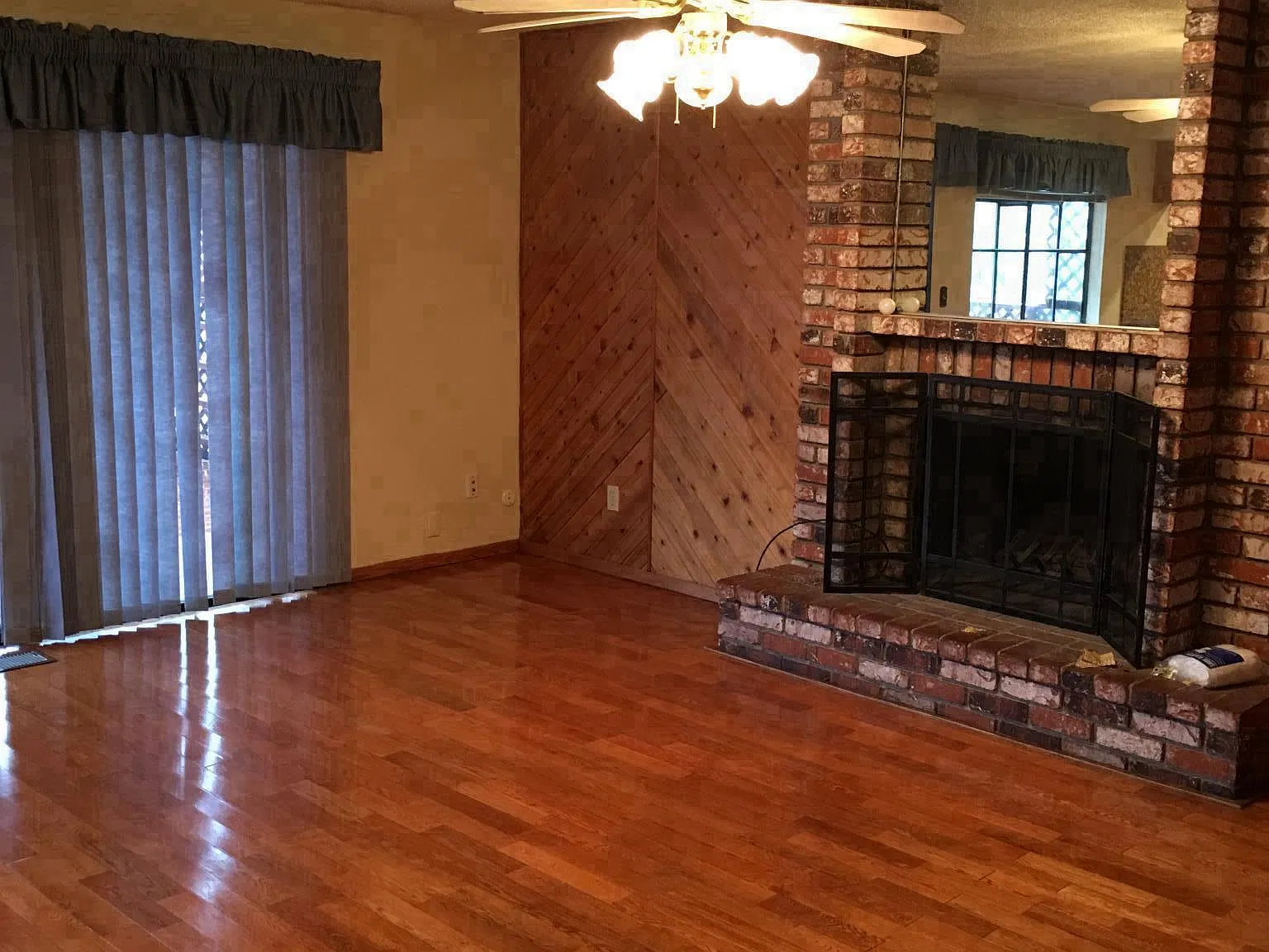 4 bed, 2.5 bath, 2400 sqft, $4,200 — Photo 3