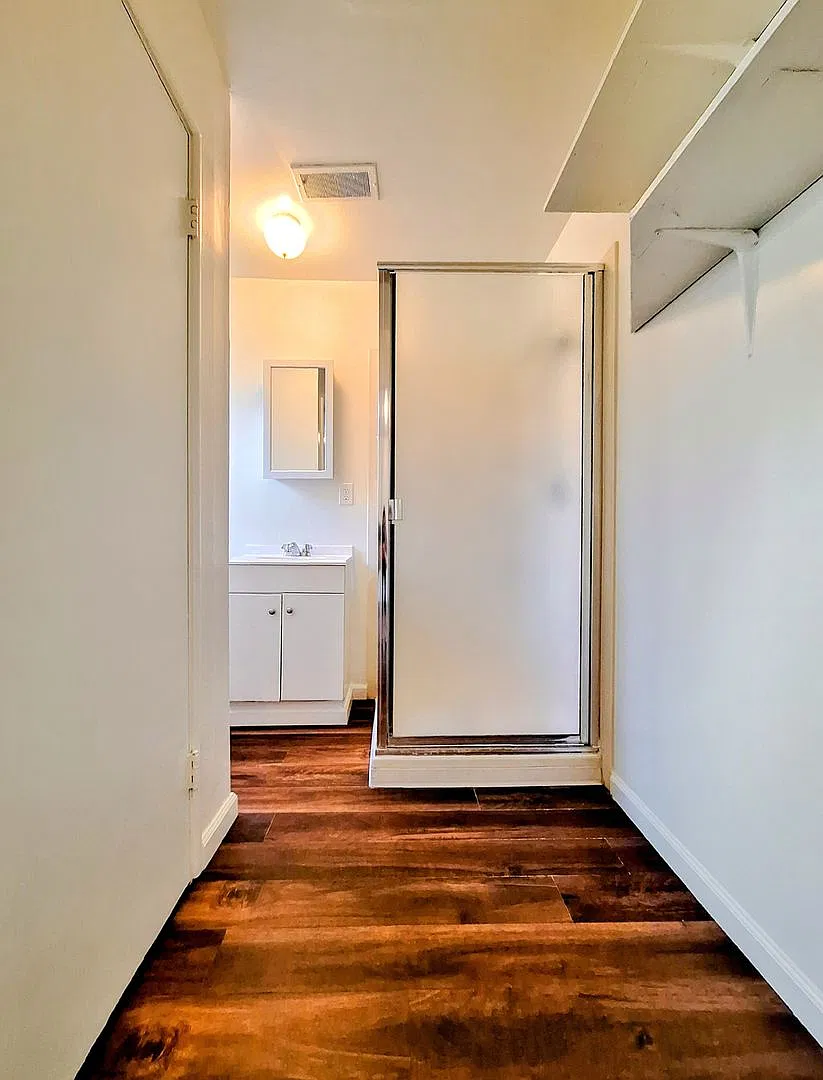Charming 1bd Apartment in Single Story Building — Photo 1