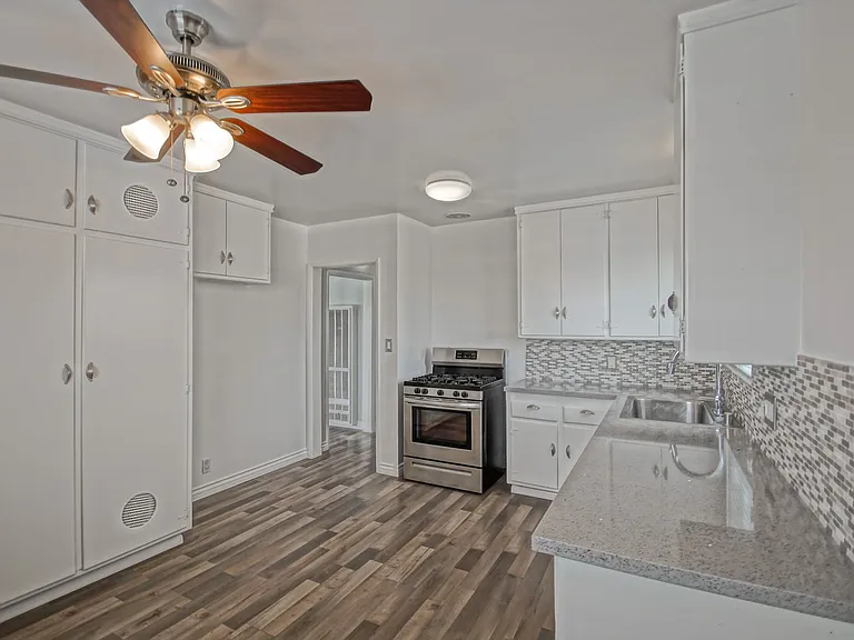 330 Bungalow Dr — Photo 2