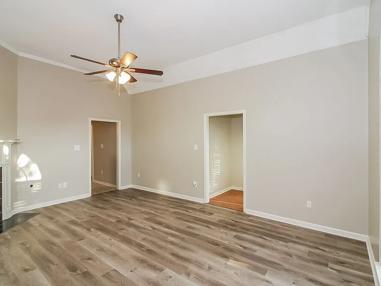 600 Ashley Glen Cir W — Photo 7