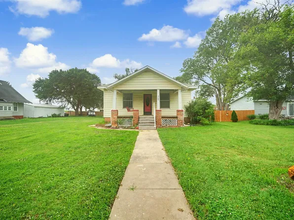 908 Maple St, Gypsum, KS 67448