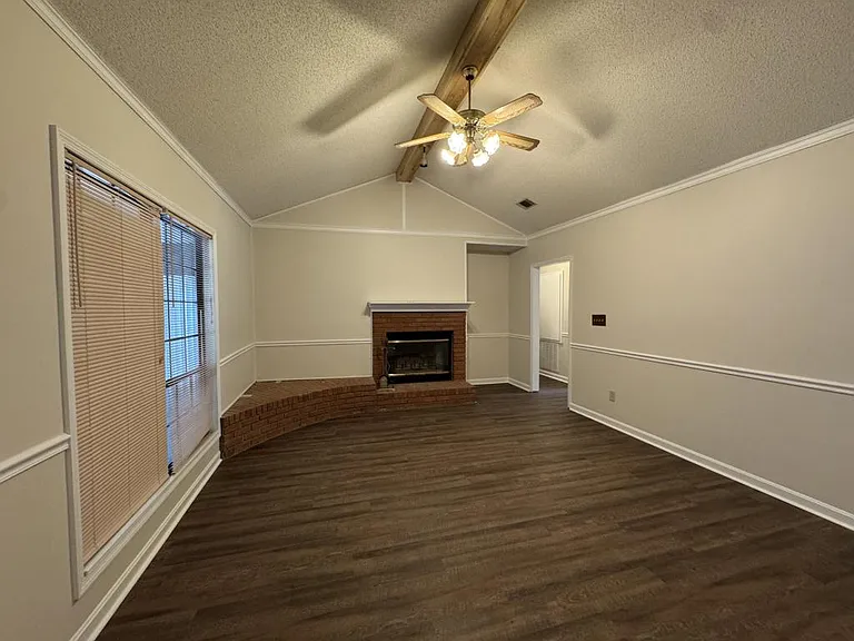 327 Bonnie Dr — Photo 3