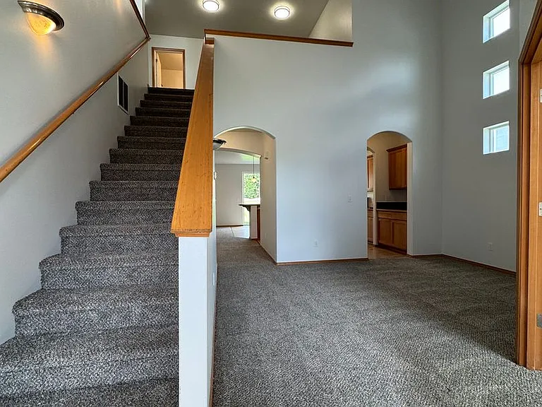 2210 N Clearview Dr — Photo 3