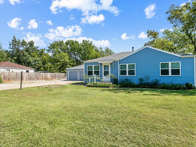 2914 N Clarence Ave — Photo 1