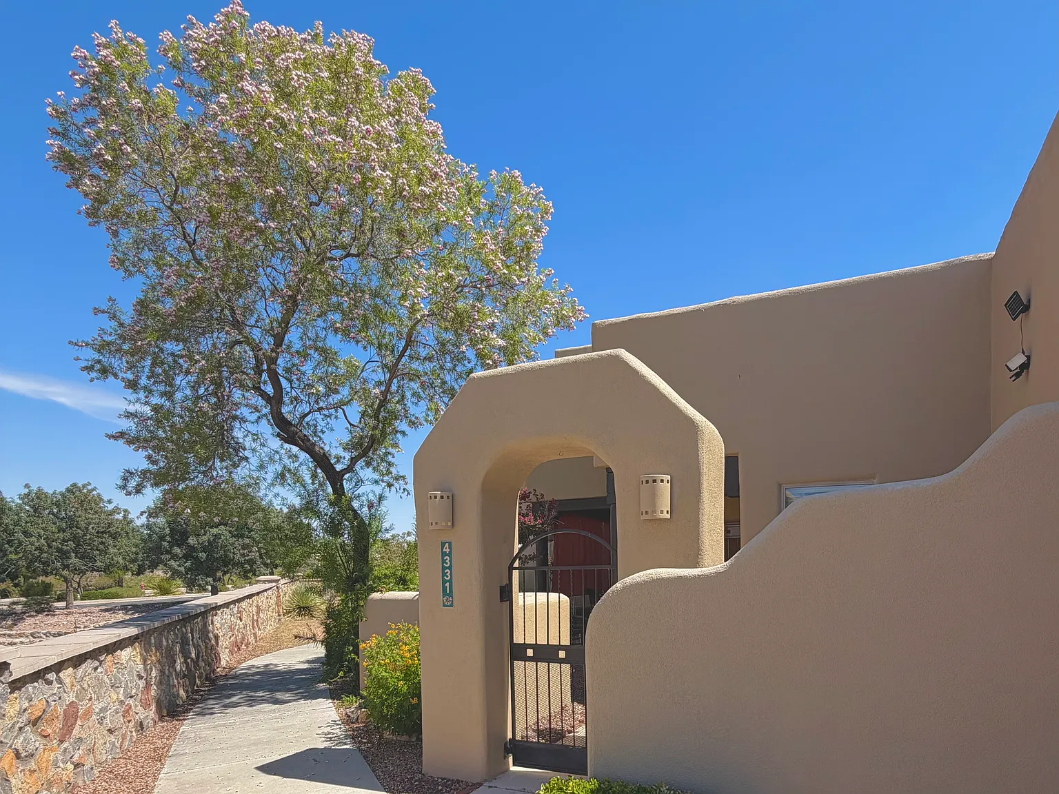 2 bed, 1418 sqft, $1,800 — Photo 2