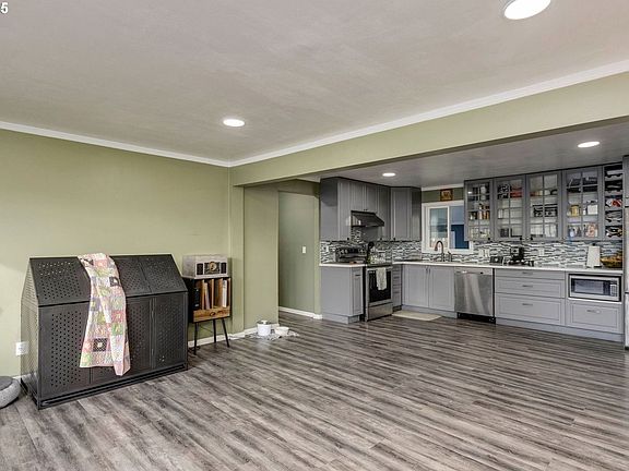 2nd image of 11023 NE Glisan St