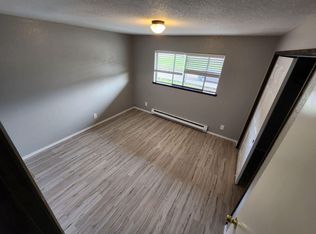 587 W Berdine St #4, Roseburg, OR