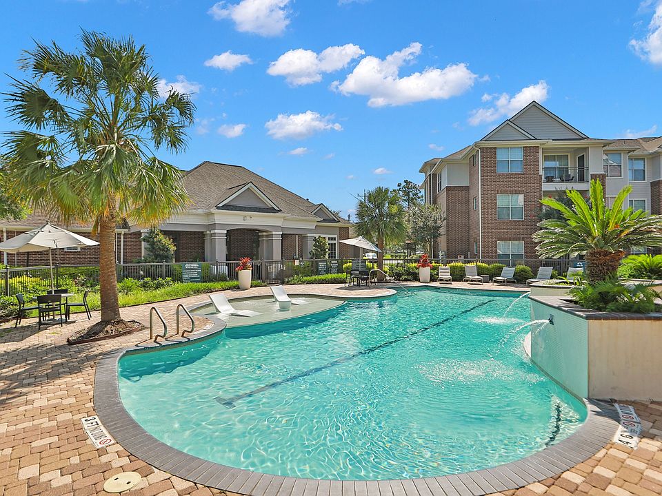 Outdoor Resort Style Pool at Madison on the Meadow Apartments in Stafford, TX 77477