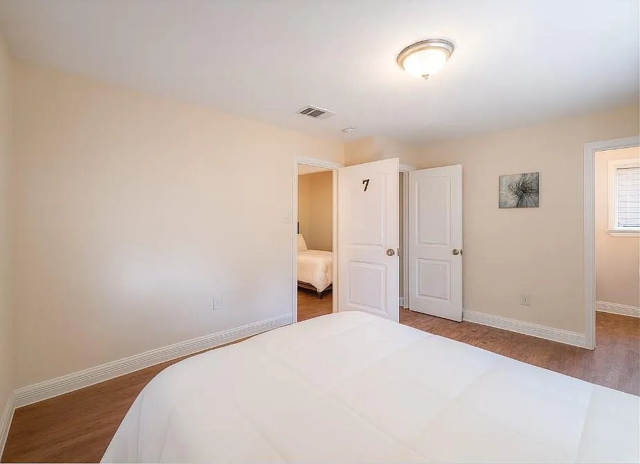4 bed, 4.0 bath, 2286 sqft, $901 — Photo 2