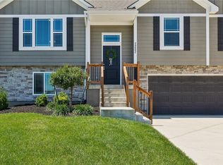 20602 Copper Creek Dr, Peculiar, MO 64078