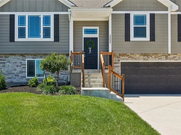 20602 Copper Creek Dr, Peculiar, MO 64078