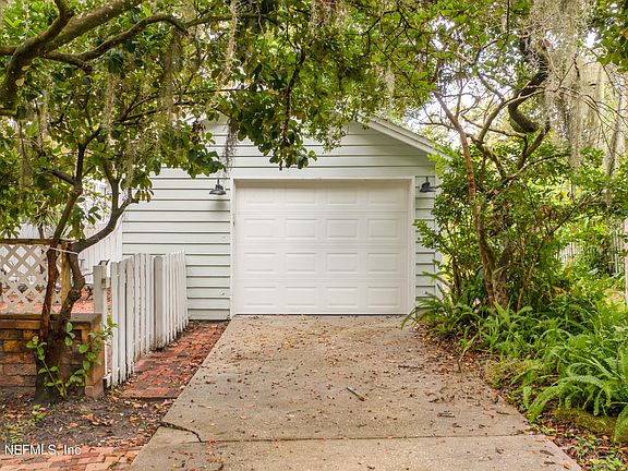 3rd image of 1558 INGLESIDE Avenue