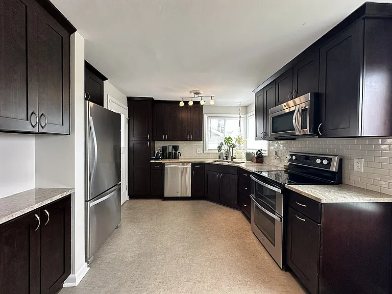 Fully equipped kitchen with upgraded appliances