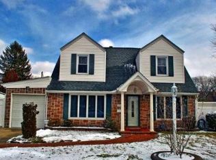 356 Pin Oak Ln, Westbury, NY 11590