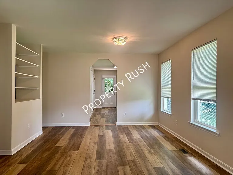 709 N Holly St — Photo 6