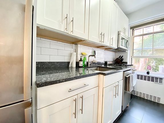 4th image of 320 W 76th St APT 2E