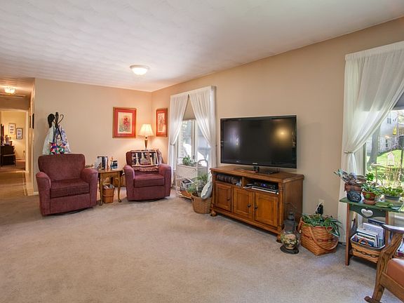 2nd image of 411 Beechgrove Dr