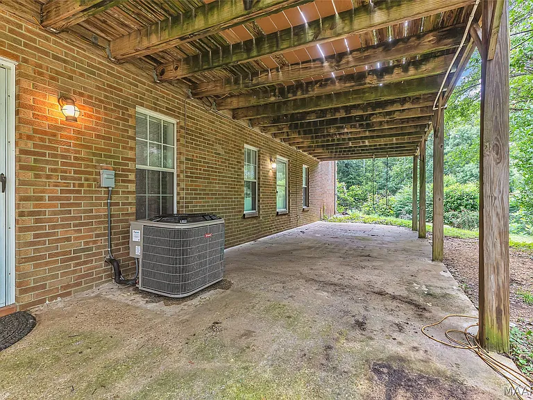140 Livingston Cir — Photo 40