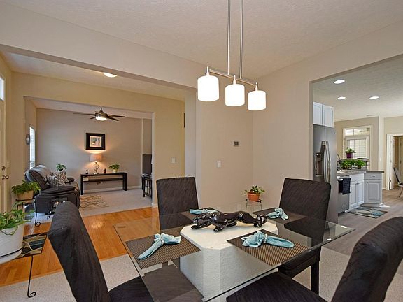 3rd image of 7247 Mariemont Cres