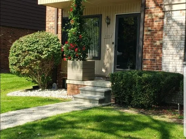 3126 Summers Rd, Keego Harbor, MI 48320
