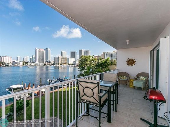 4th image of 400 Golden Isles Dr APT 17