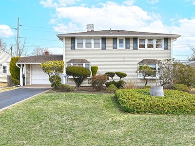 59 Bridle Lane, Hicksville, NY, 11801