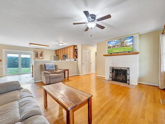 5th image of 1905 Mount Joy Rd