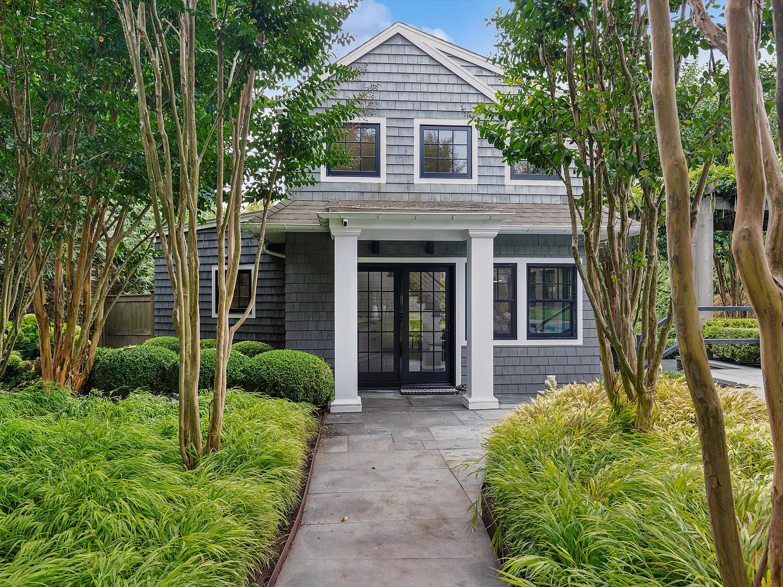 Amenities Galore in East Hampton Village Fringe — Photo 3