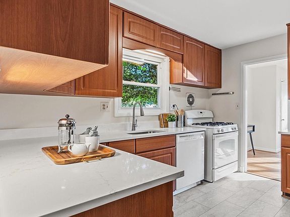 3rd image of 304 Rollins St