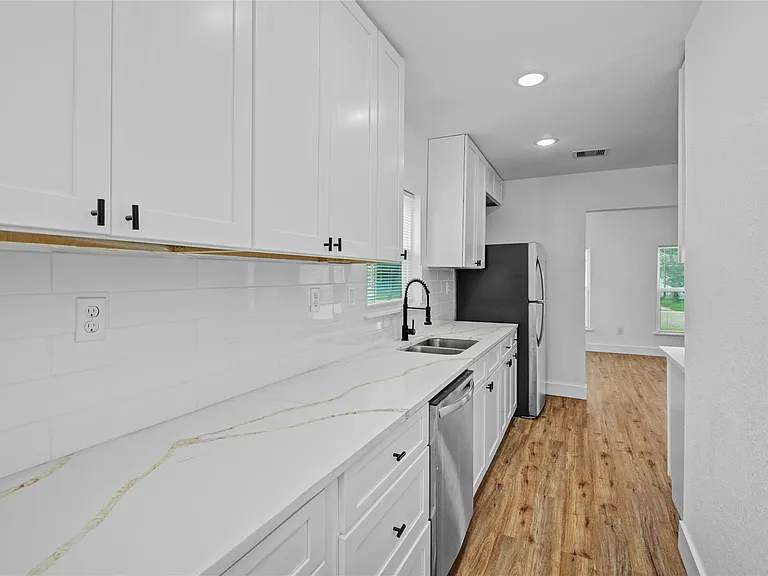 1203 W 6th St — Photo 14