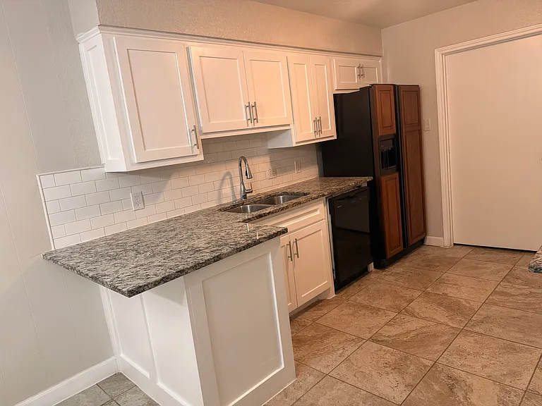 1004 Locust St — Photo 4