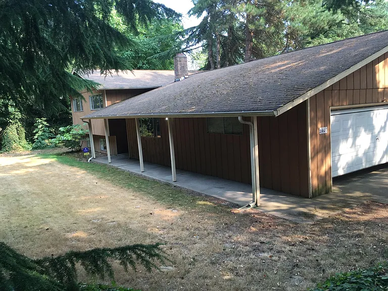 Front of home with 2 car garage