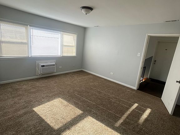 3rd image of 15038 Dorchester Ave APT 2E