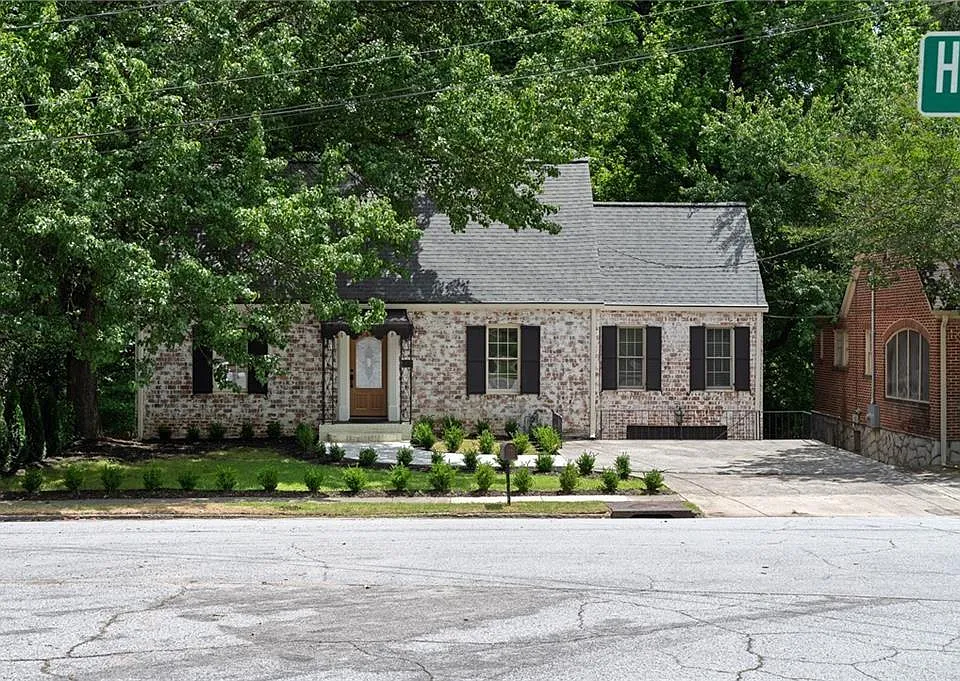 833 Martina Dr NE